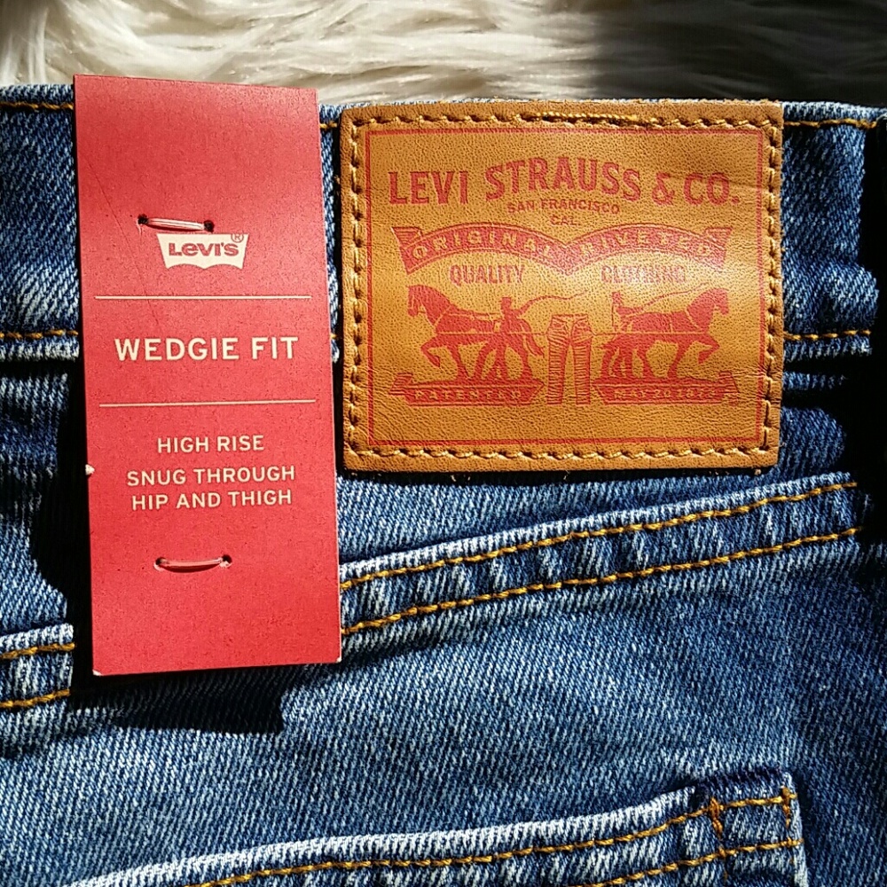 Levi's Wedgie fit high rise shorts - Picture 5 of 5